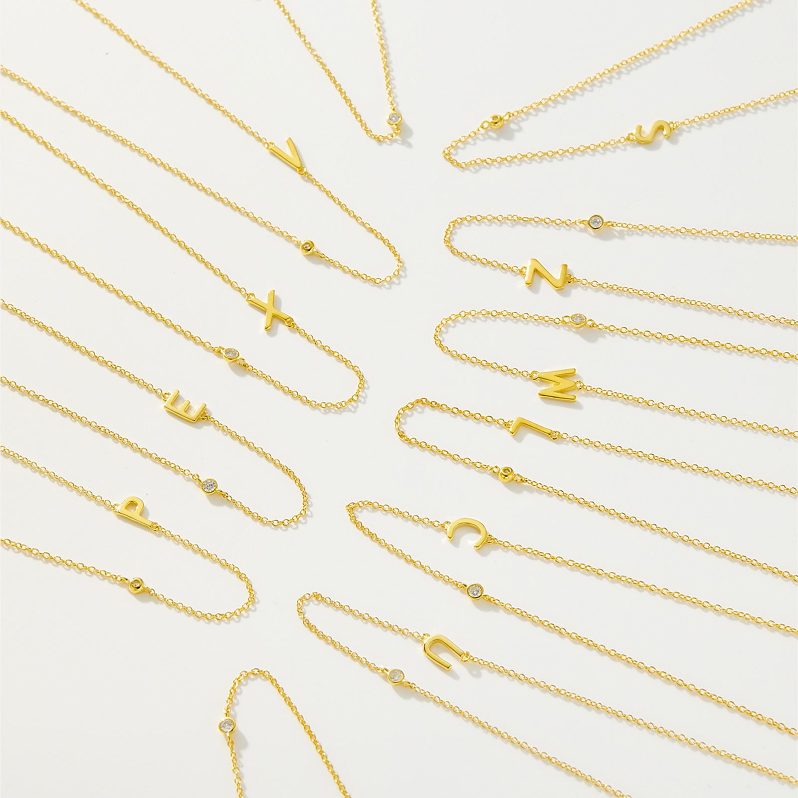 Collar con el alfabeto inglés de 26 letras para mujer, plata de ley S925, cadena de clavícula elegante y brillante, joyería nueva y popular en stock, venta al por mayor