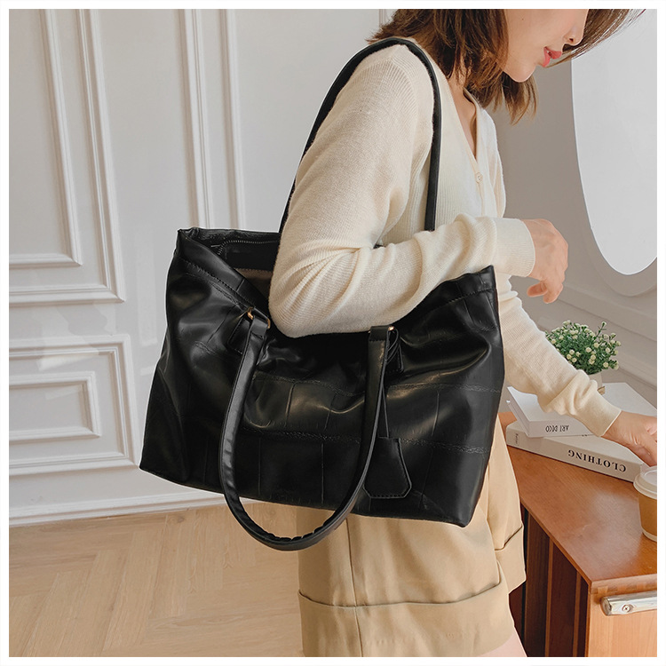Fashion Stone Pattern Large-capacity Solid Color Soft Leather Handbag Wholesale Nihaojewelry display picture 4