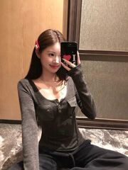 【250グラム快適パイル】ポケットの長袖tシャツをつなぎ、女性の修身の中にシャツの上着を着た濃い灰色の白色