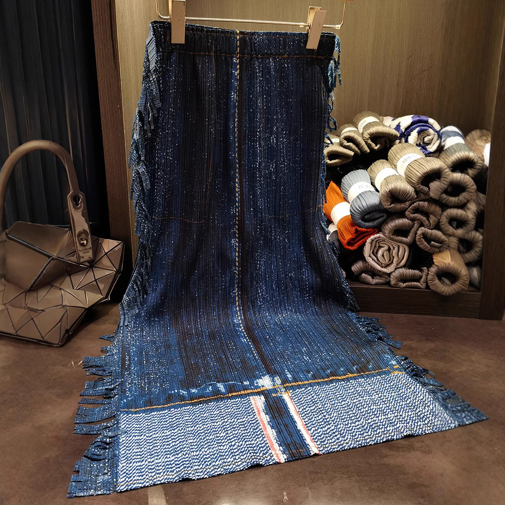 Chân váy jean nữ cạp cao ôm hông dáng dài tua rua in họa tiết denim — Màu xanh lam