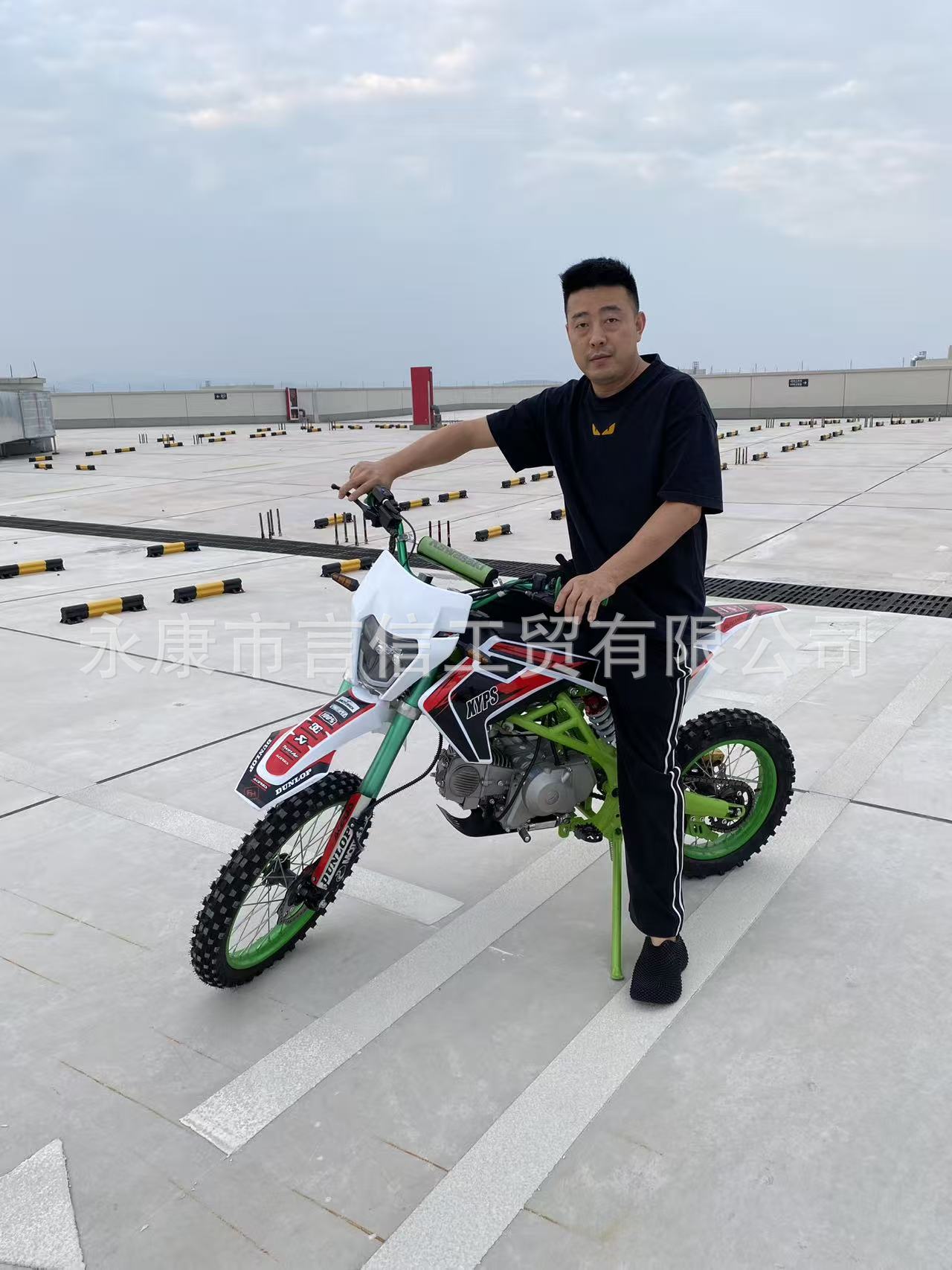 New HSWN125CC gasoline-powered off-road motorcycle, a two-wheeled, four-stroke, off-road vehicle suitable for teenagers and for use on mountain trails