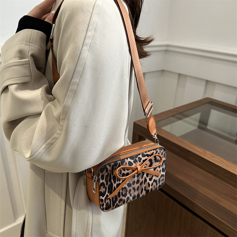 Bolso bandolera de un solo hombro rojo de moda bowknot 2024 invierno nuevo salvaje ins popular de este año pequeño bolso cuadrado marea