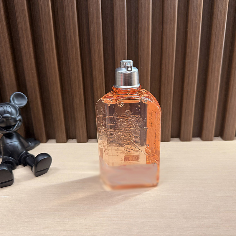 Cross-border French 35ml sample-sized cherry blossom body lotion and shower gel for personal care, providing moisturizing and skin-nourishing benefits with a long-lasting fragrance
