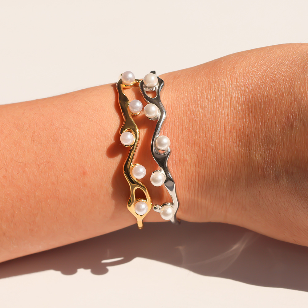 Venta caliente transfronteriza francés retro 18K chapado en oro, perlas de imitación onduladas irregulares, pulsera abierta que no se desvanece