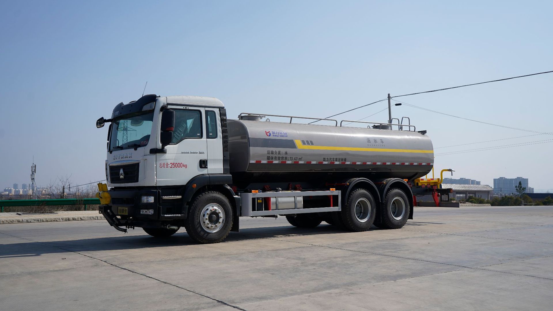 Sinotruk Howo Rear Eight-Wheel Sprinkler Truck 20 Cubic Meters Greening Spray Truck Price Large 22 Cubic Meters Stainless Steel Water Transport Truck