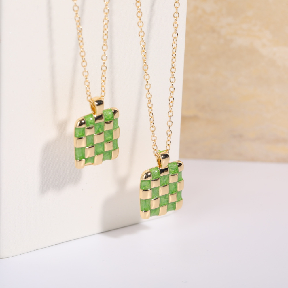 Fashion Simple Dripping Oil Chessboard Plaid Emerald Square Pendant Copper Necklace display picture 3