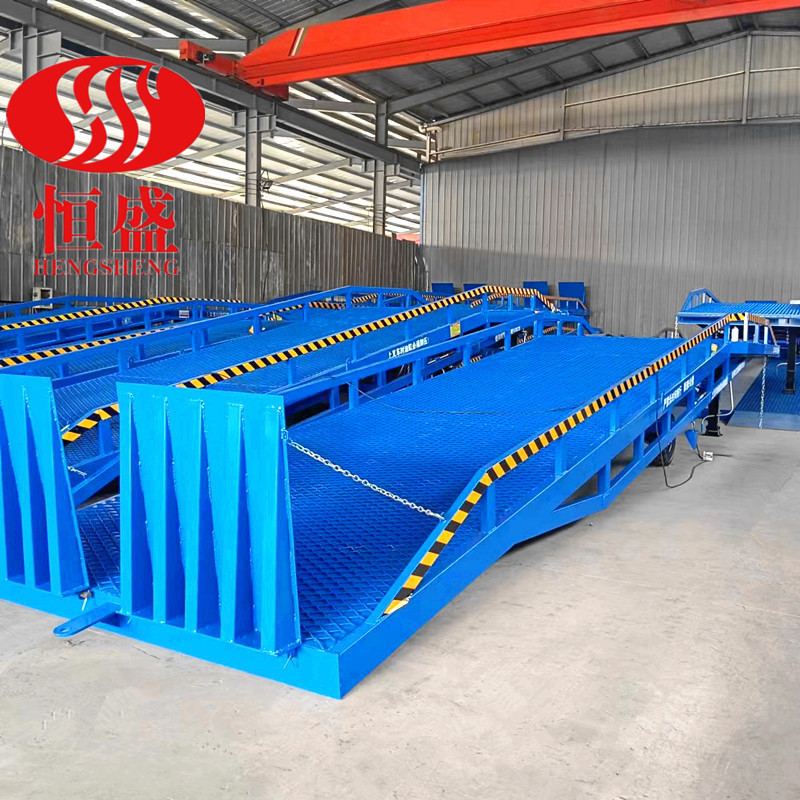 物流集装箱装卸平台移动登车桥叉车登高坡道过桥卸货平台