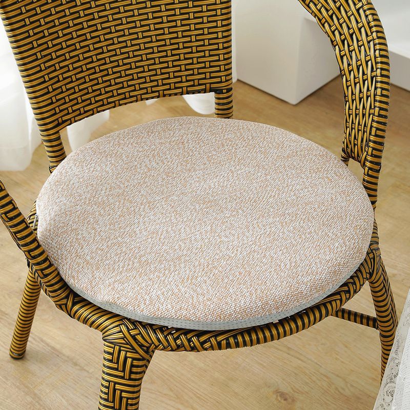 綿麻の円形の座布団を厚くして、藤の椅子の座布団を分解して洗うことができます。