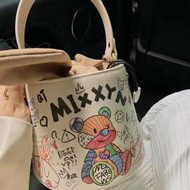 小红书推荐超好看涂鸦童趣小熊水桶包2022新款包包女夏百搭斜挎包