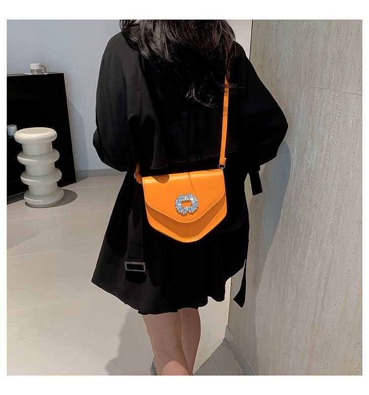 Borsa a tracolla singola con tracolla a triangolo alla moda alla moda 2024, nuova borsa da donna versatile con diamanti color caramella_voghion.com