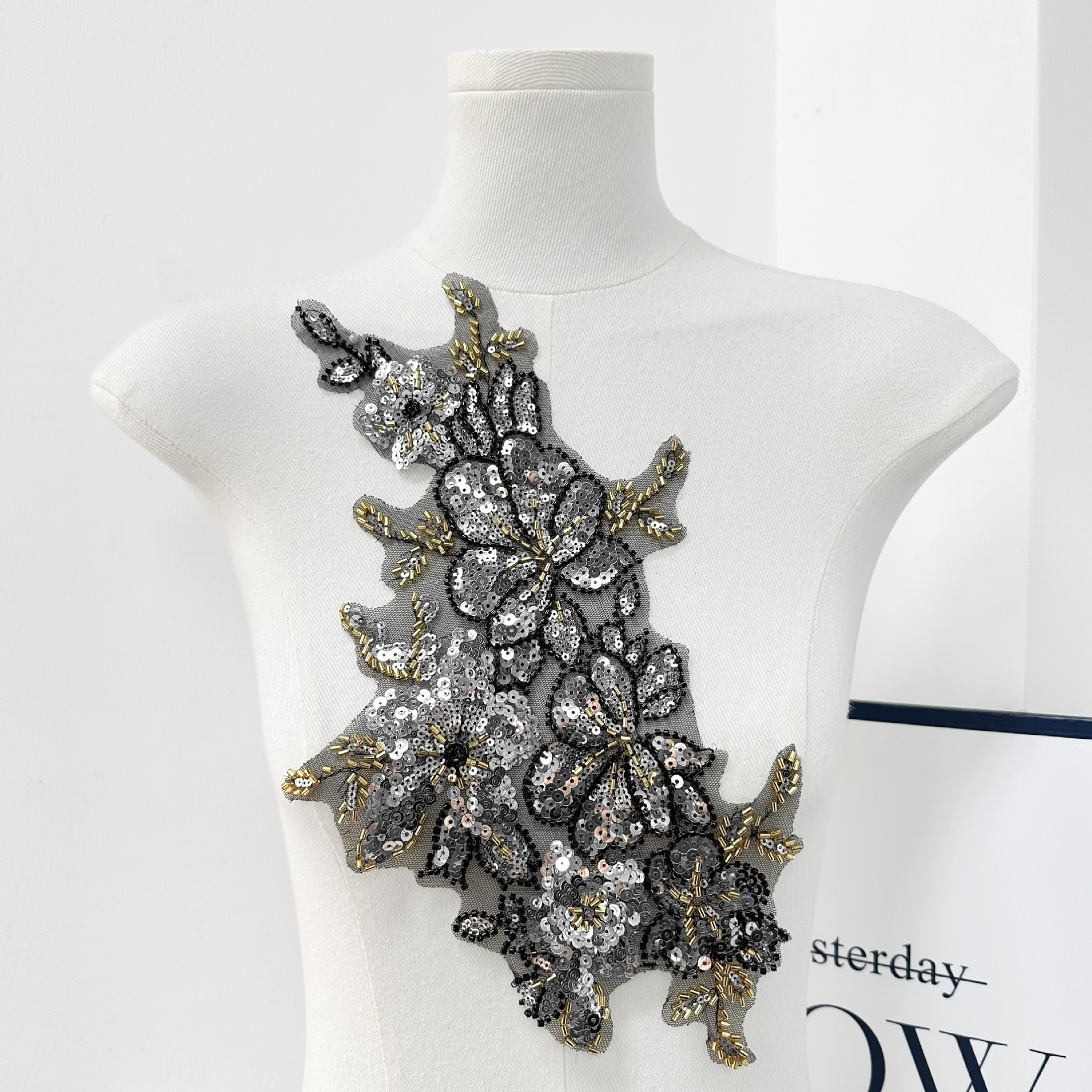 2025 bordado de encaje blanco parches de diamante de color negro flores hechas a mano ropa de escenario turbante accesorios decoración