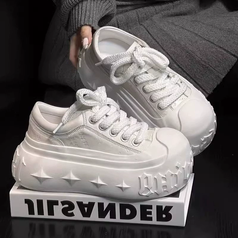 Повседневные туфли на платформе с перламутровыми буквами и толстой подошвой, растворяющиеся туфли для маленьких людей, белые туфли 6 см для женщин