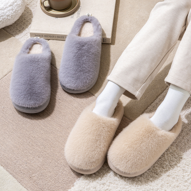 Zapatillas de algodón para mujeres otoño e invierno de peluche 2025 nuevos zapatos para el hogar de interiores con peluche grueso de suela suave de algodón para hombres