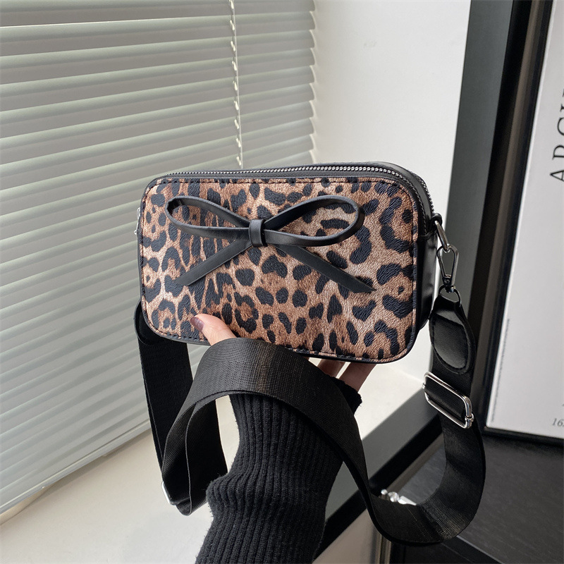 Bolso bandolera de un solo hombro rojo de moda bowknot 2024 invierno nuevo salvaje ins popular de este año pequeño bolso cuadrado marea