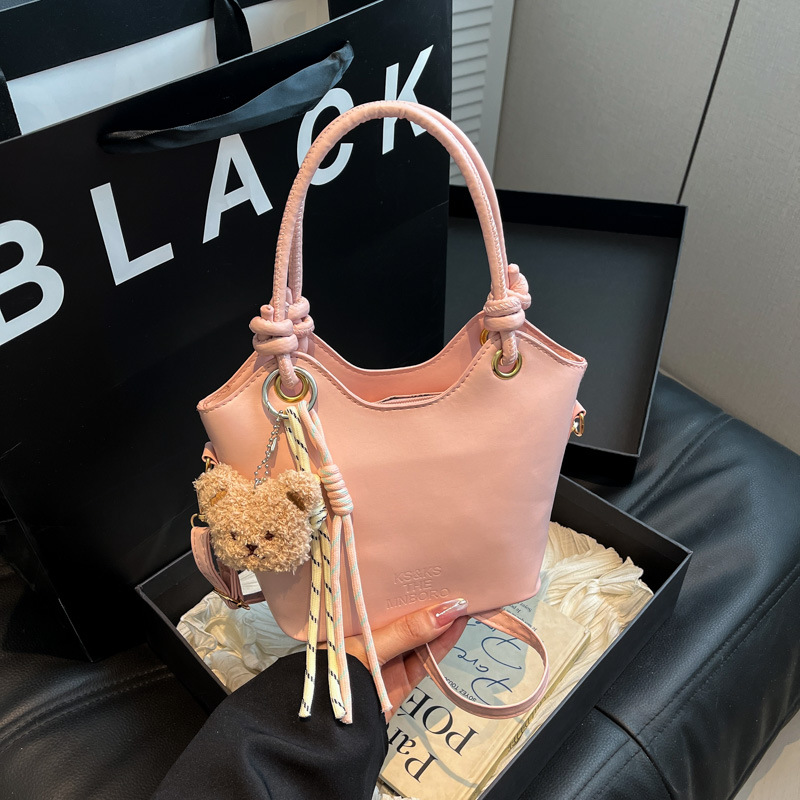 2025 nuevo bolso pequeño de estilo occidental simple y popular bolso de mensajero de moda de verano femenino bolso de cubo portátil casual