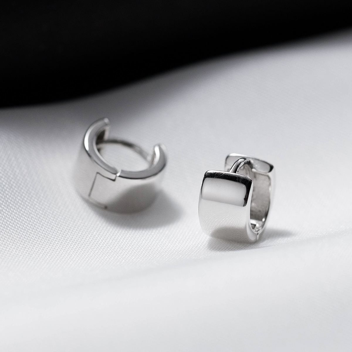 Eloch s925 plateado coreano brillante minimalista pequeño fresco geométrico redondo pequeño temperamento joyas de auriculares M01320