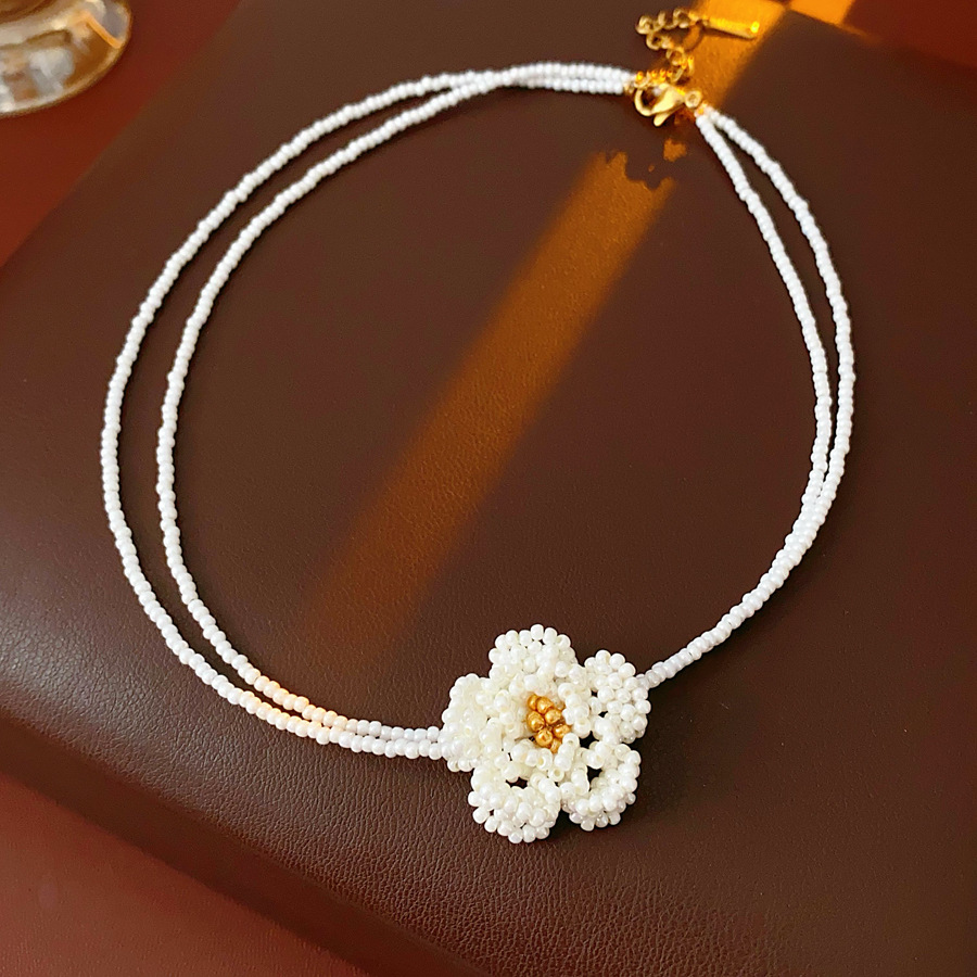 Collar de aretes de camellia retrógrado francés temperamento versátil conjunto de aretes de diseño de joyería de nicho femenina de alta calidad