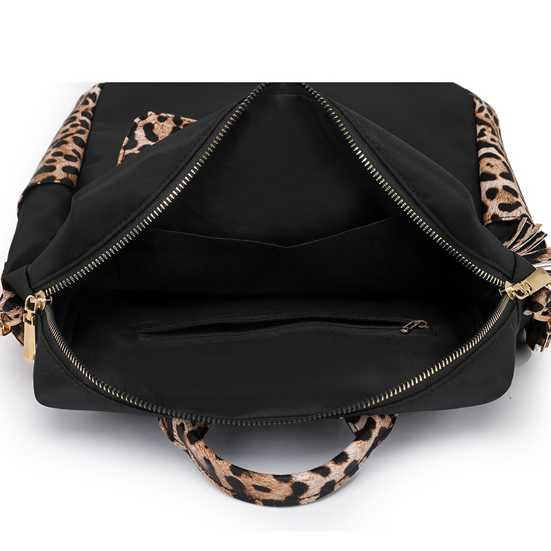 Comercio exterior nuevo estilo borla moda de gran capacidad mochila de nailon para mujer mochila de viaje ligera al aire libre simple y versátil