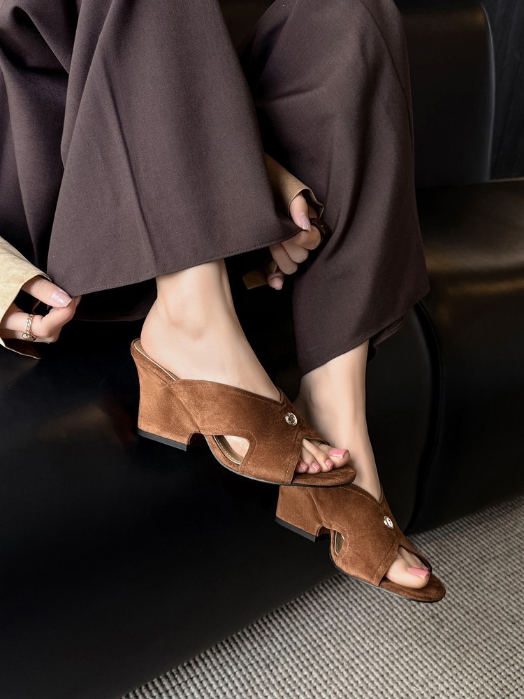 Sandal nữ da cừu hở mũi quai chéo gót xuồng 5 cm — màu nâu, Trang chủ, màu đen chi tiết 16