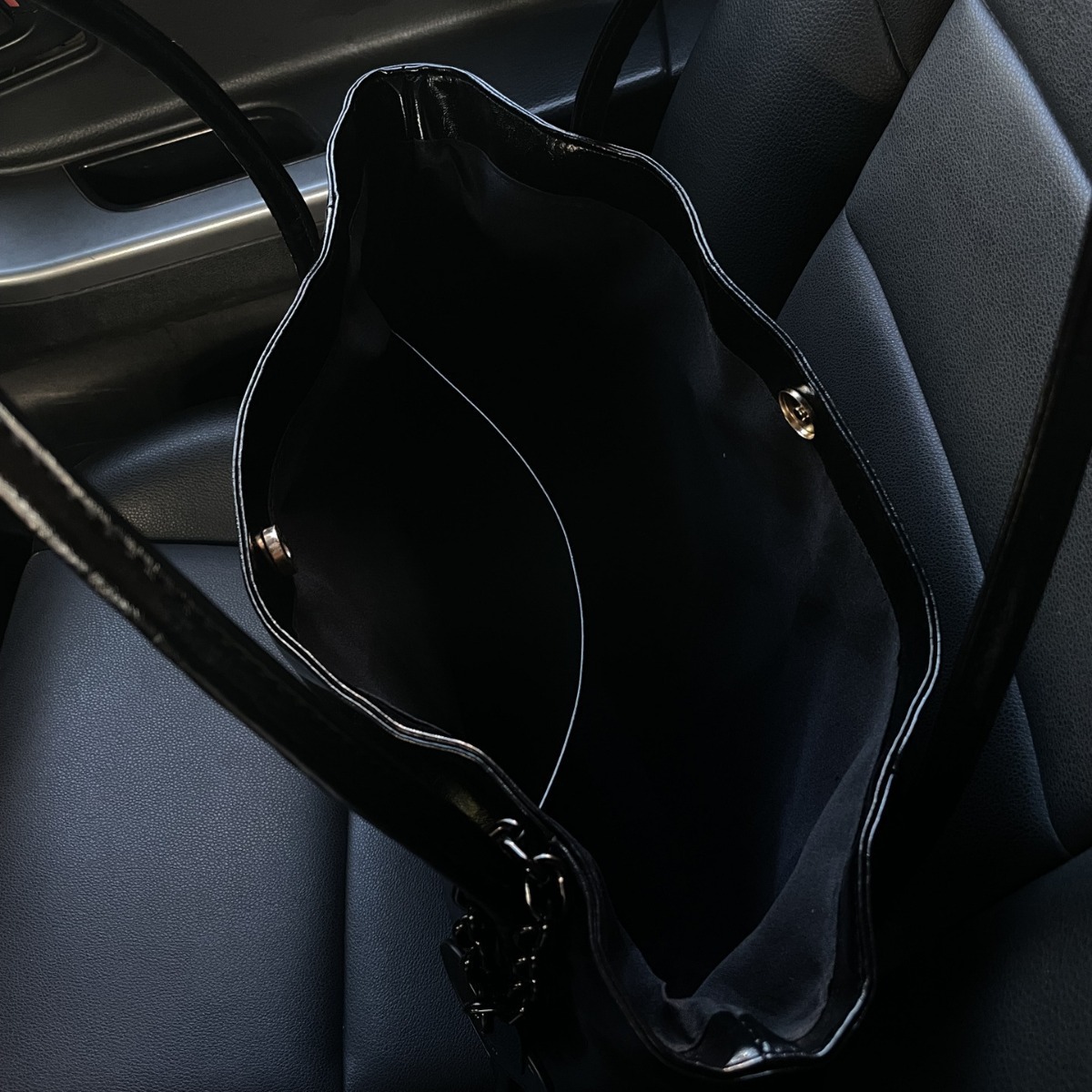 Borsa a spalla dark cupid con ciondolo cuore grande da ufficio_voghion.com