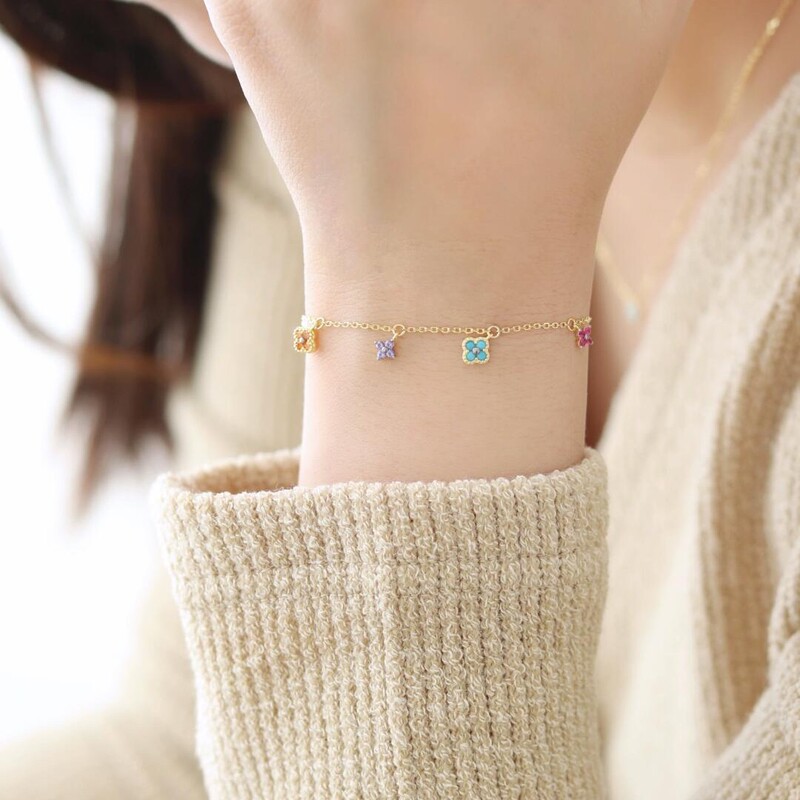 Retro Dopamine Four-Leaf Clover Necklace French Light Luxury Layered Clavicle Chain Colorful Stud Earrings Diamond-Encrusted Bracelet Set for Women Retro Dopamine Four-Leaf Clover Necklace French Light Luxury Layered Clavicle Chain Colorful Stud Earrings Diamond-Encrusted Bracelet Set for Women