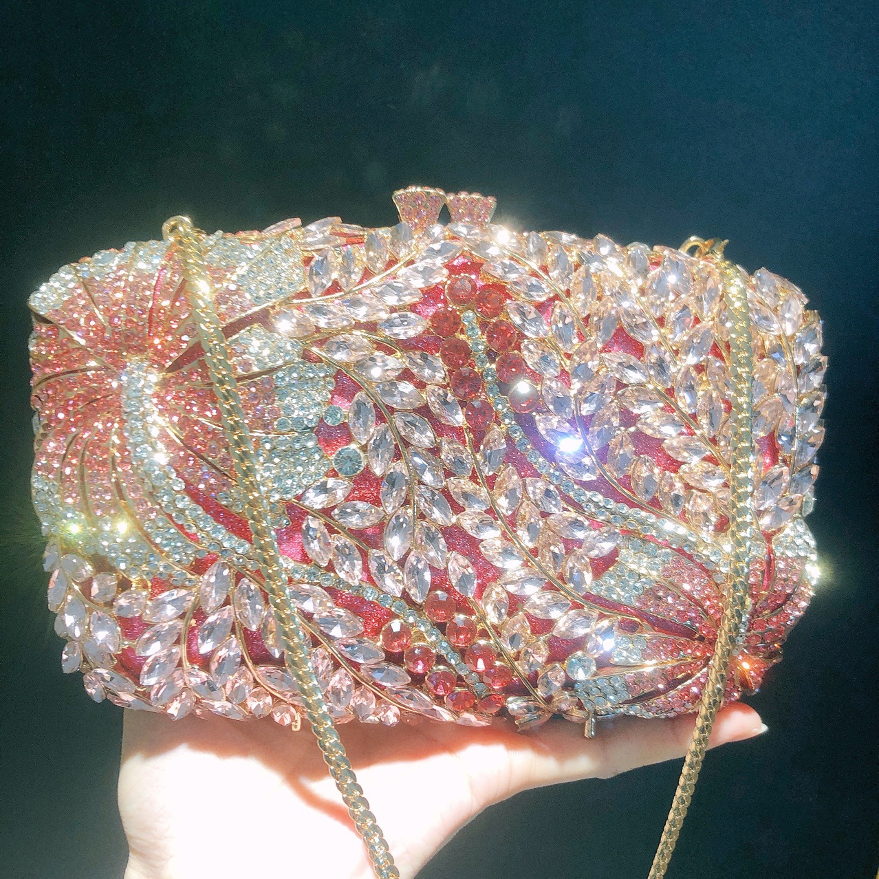 Túi clutch dạ hội đính kim cương hoa dâm bụt, cầm tay kim loại rỗng — Đế Vàng Kim Cương chi tiết 7