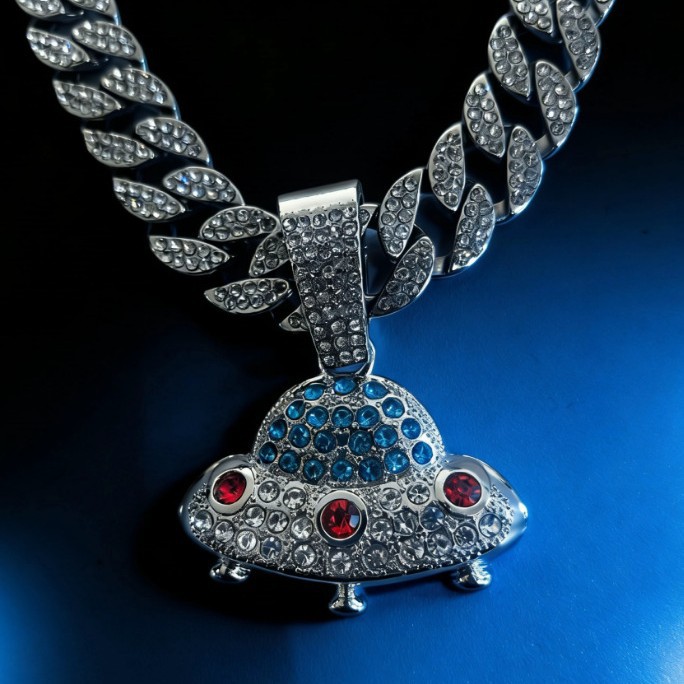 Un disco volador de diamantes OVNI en forma de colgante de cadena cubana explorador cosmológico símbolo de hip-hop calles europeas y americanas hombres y mujeres
