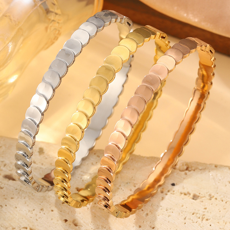 Brazalete de acero de titanio de moda transfronteriza para niñas de alto nivel de sensación de círculo moneda ligera pulsera de lujo pulsera de pop europea y americana
