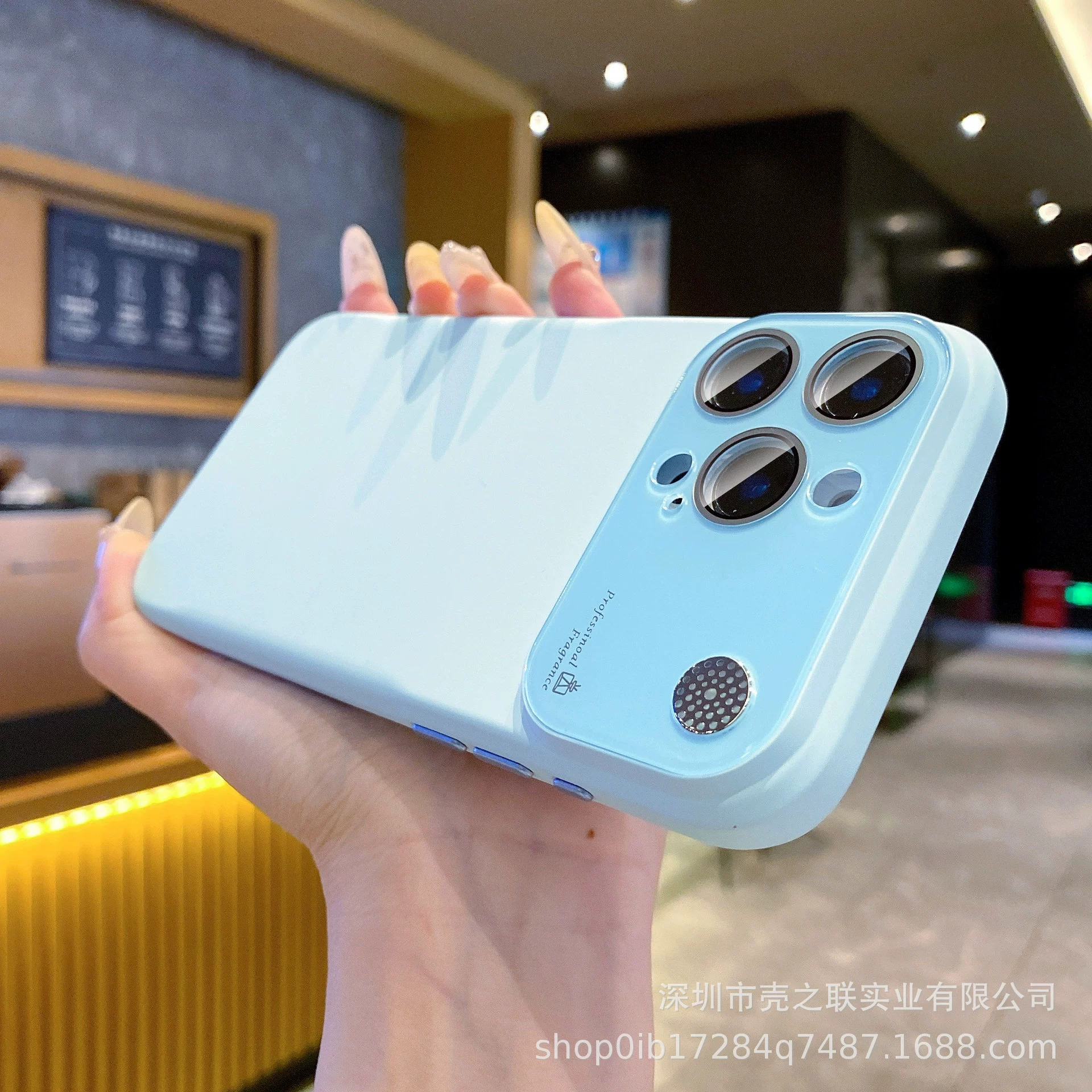 Жидкий силиконовый чехол с большим окном для iPhone 16 Pro Max, с ароматерапией, 15 чистых цветов, приятный на ощупь, универсальный.