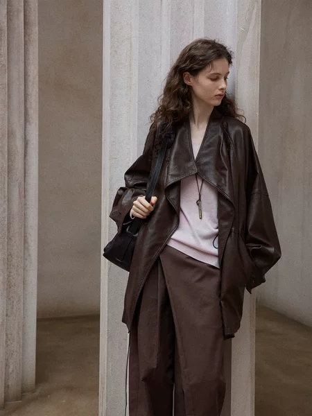 【识几】Vintage Windproof Washed Leather Jacket with Stand Collar, Simple Texture, Loose Silhouette, and Waist-Cinching Design M9477