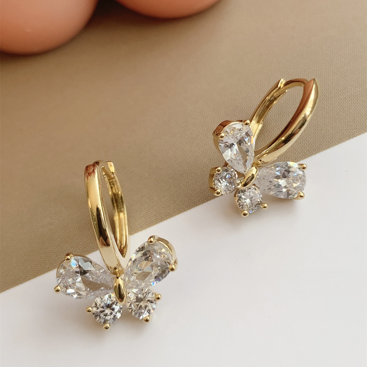 Super Flash ZIRCON mariposa pendientes 2022 nueva moda femenina nicho diseño pendientes Corea del Sur elegante hebilla de oreja de alto grado