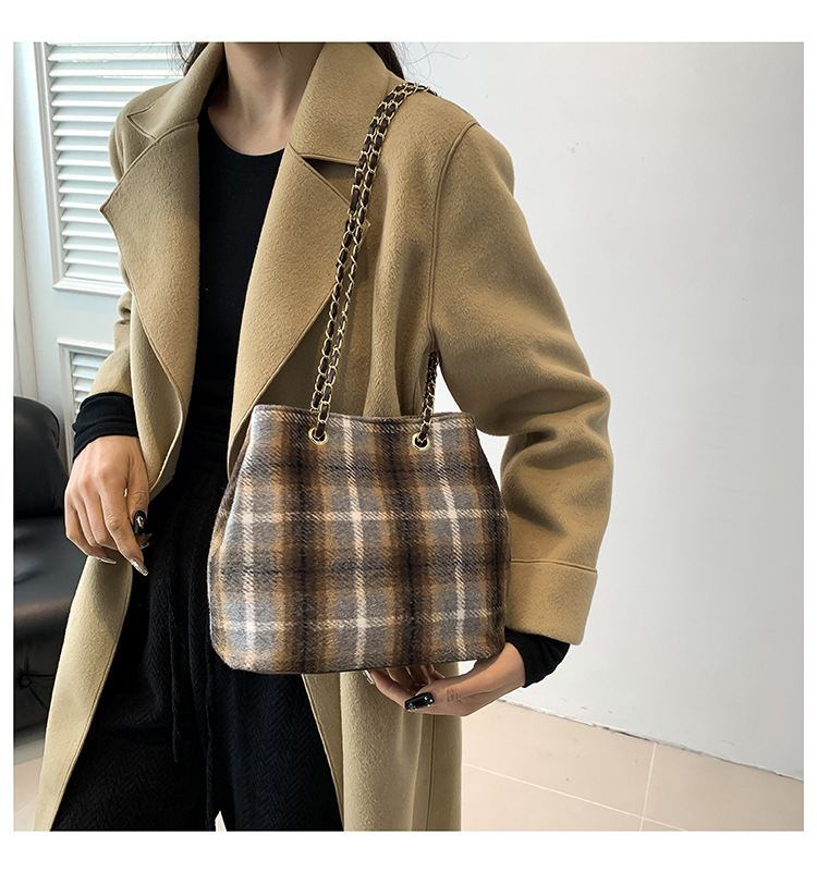 Retro and fashionable woolen texture bucket bag, large capacity commuting bag, chain check pattern casual single-shoulder crossbody women's bag undefined