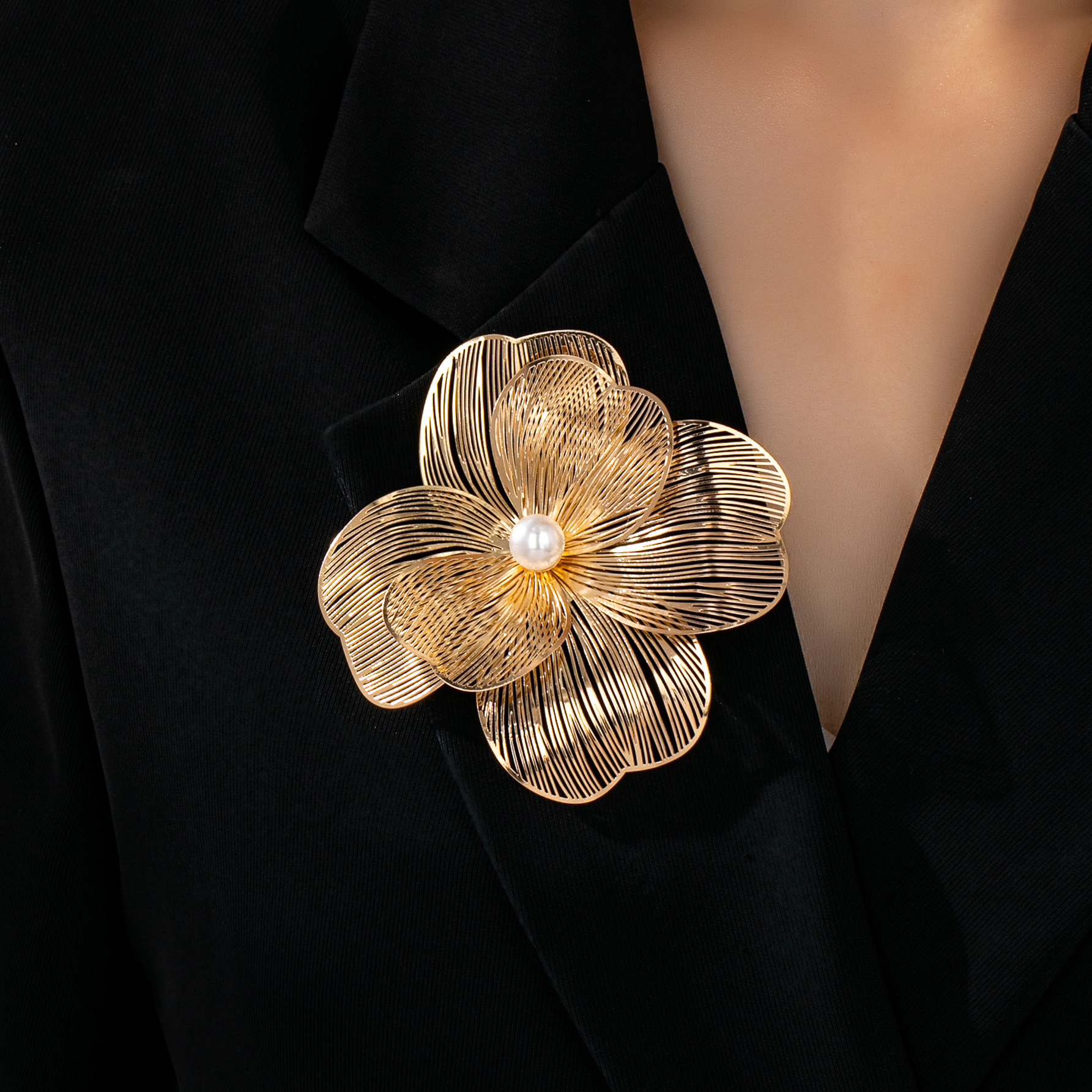 Spilla fiore vintage elegante con perla finta per donna moda_voghion.com