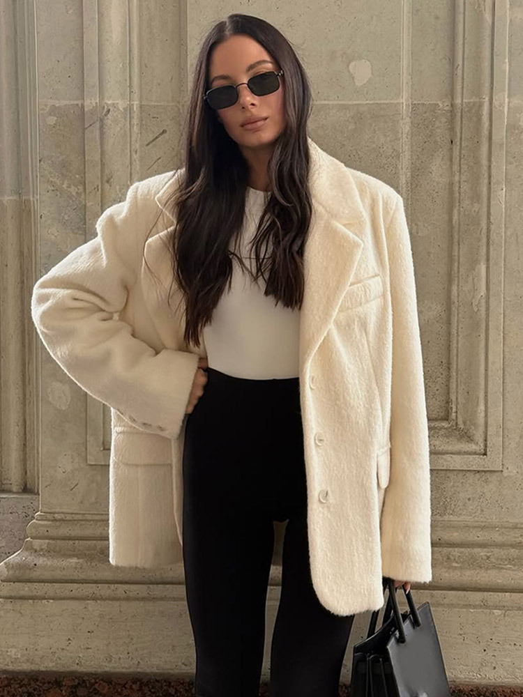 Moda simple temperamento de color sólido con solapa de peluche tipo chaqueta corta 2025, nuevo otoño y invierno transfronterizo Europa y América