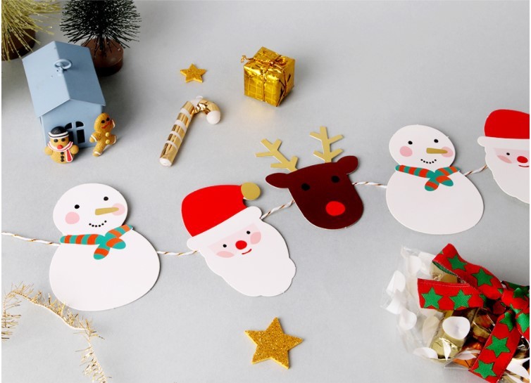 韓国のクリスマスの楽しみの老人の雪だるまは旗のクリスマスのパーティーを引っ張ります。|undefined