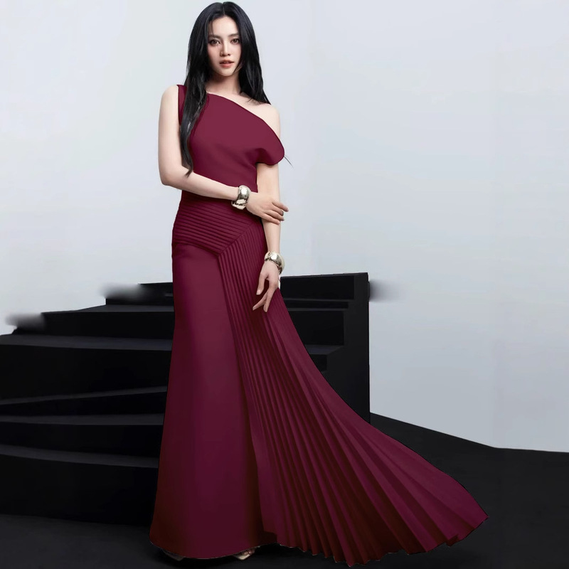 2026 Early Spring New Women's Dress, Elegant and Sophisticated Designer Style, Vietnamese Niche Slimming Pleated Long Dress 1920
