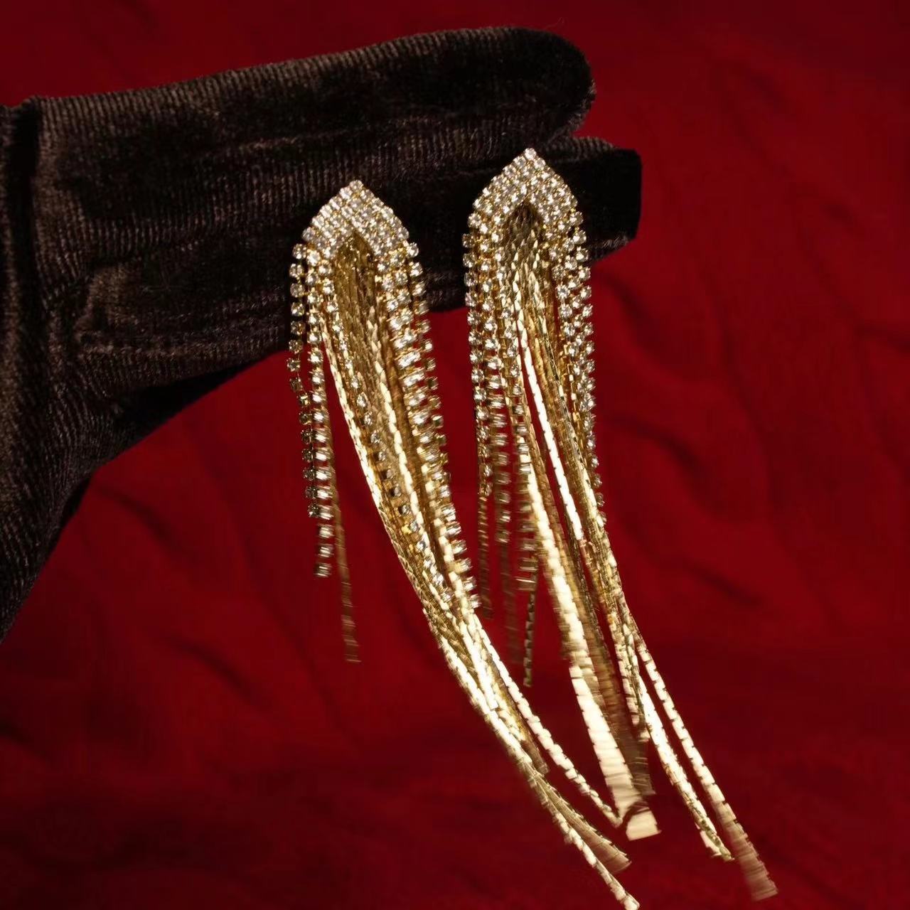 Retro elegant golden earrings with tassels