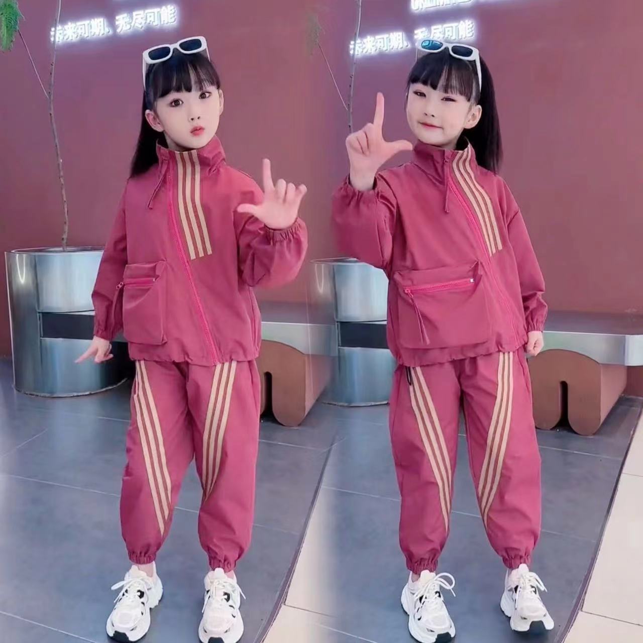 Trajes de niñas primavera y otoño 2025 nueva moda cool ropa infantil con un conjunto completo de ropa deportiva infantil de primavera de niñas