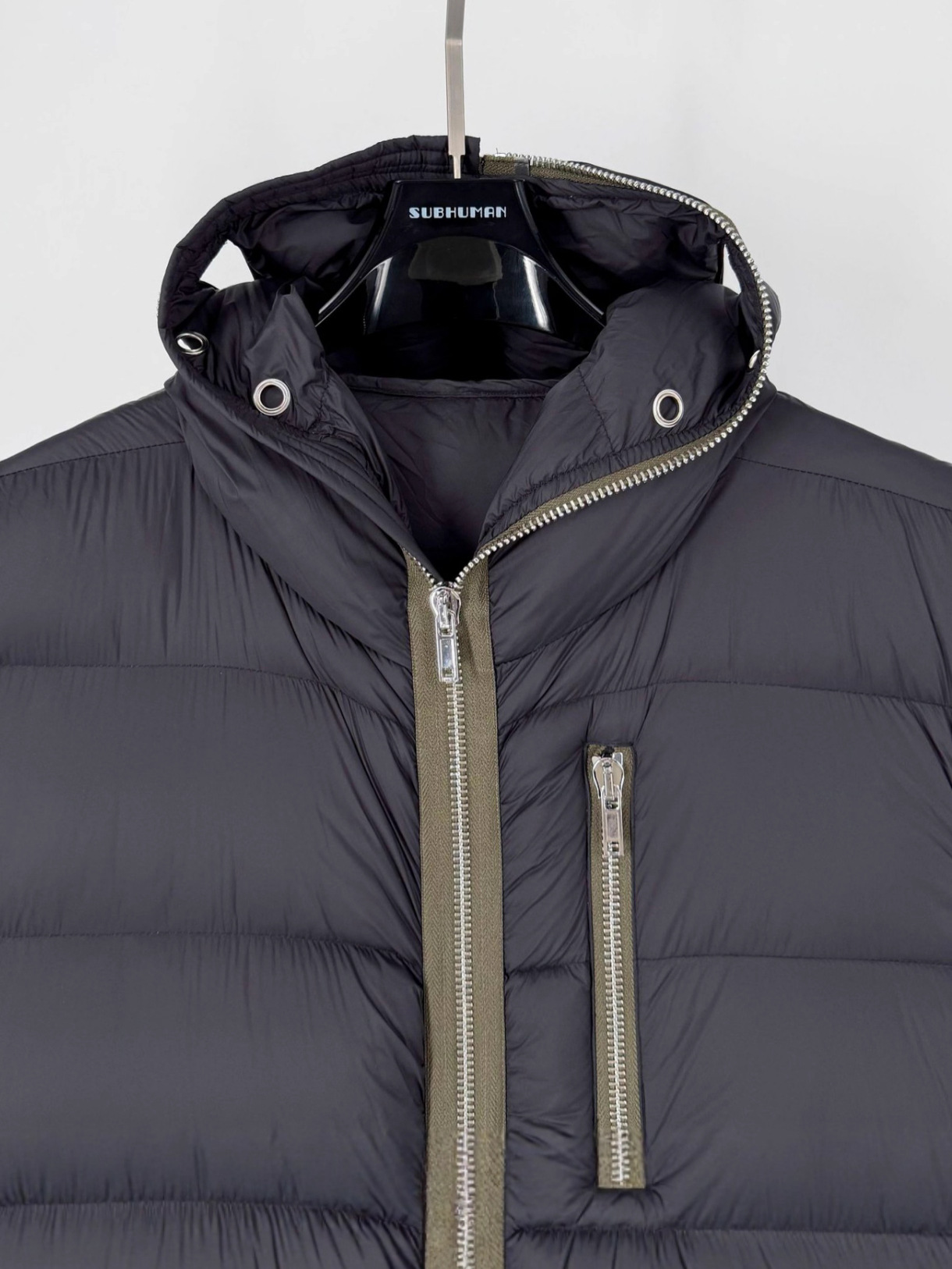 Chaleco de plumón de ganso cálido con capucha y cremallera con diseño de tiburón, sin mangas, moderno