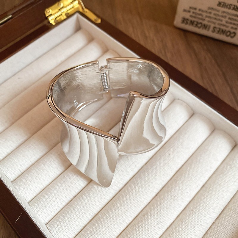 新商品の重工欧米の金属風のブレスレットは精巧で豪華な気質の手環の広い辺の個性の高級感の手飾りの卸売りです。|undefined