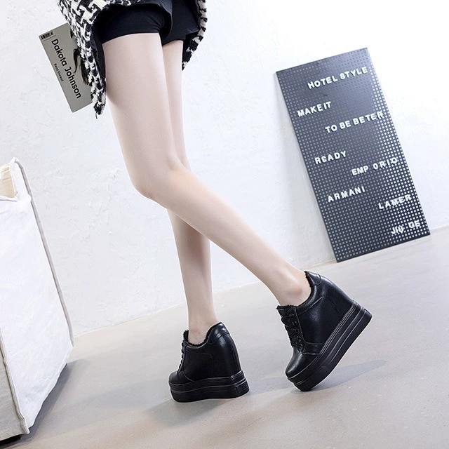 Женские черные туфли на платформе в корейском стиле, увеличивающие рост, из хлопка, осенние повседневные модные туфли на толстой подошве, коллекция 2025 года.