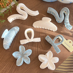 女性のための夏の新鮮な青と白のヘアクリップ 2025 新しいサメクリップ後頭部半分ヘアクリップ気質帽子