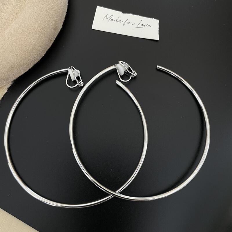 2025 nuevo estilo verano de moda anillo plateado círculo negro círculo fino temperamento europeo y americano aretes dorados de todo fósforo