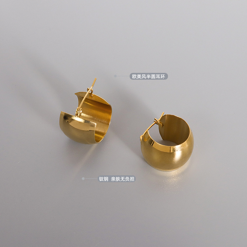 Marka Francia pendiente de bola redonda pendientes de tipo C versión de alta calidad de acero de titanio Chapado en 18K pendientes de oro real F446