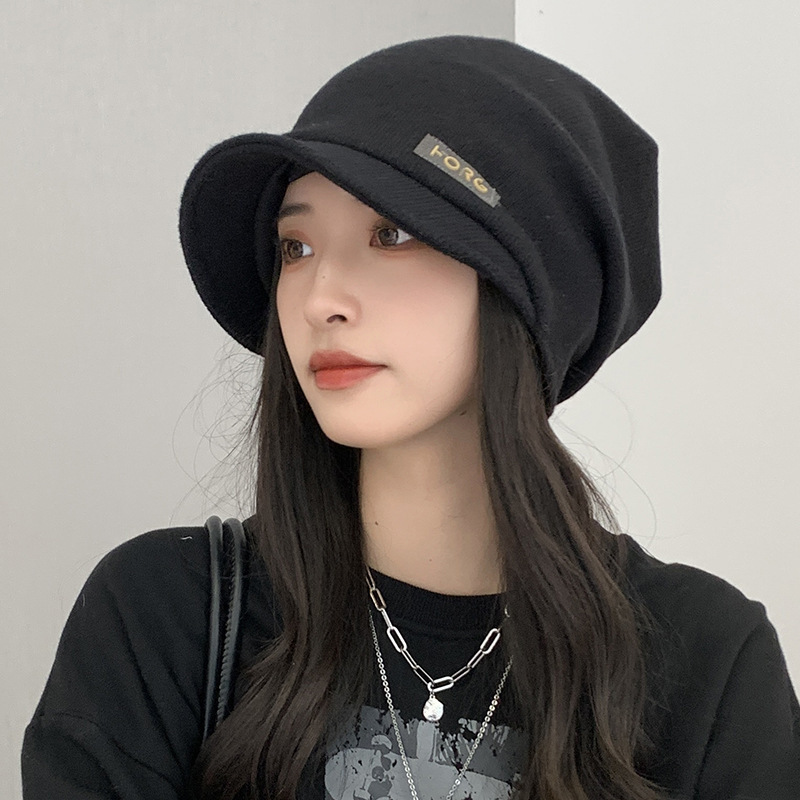 山の帽子の女性の秋冬の日は月子の帽子が顔を見せます。|undefined