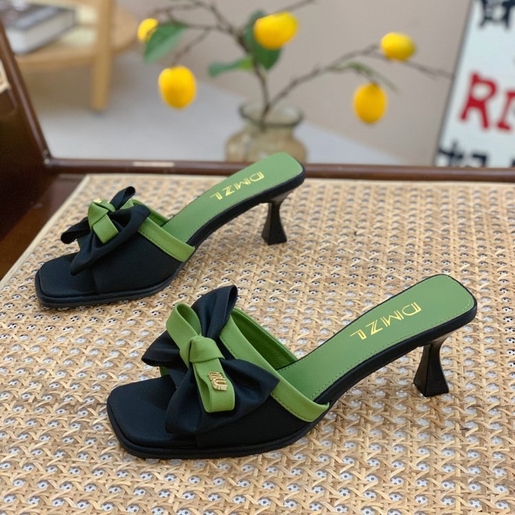 Women's slippers with bow