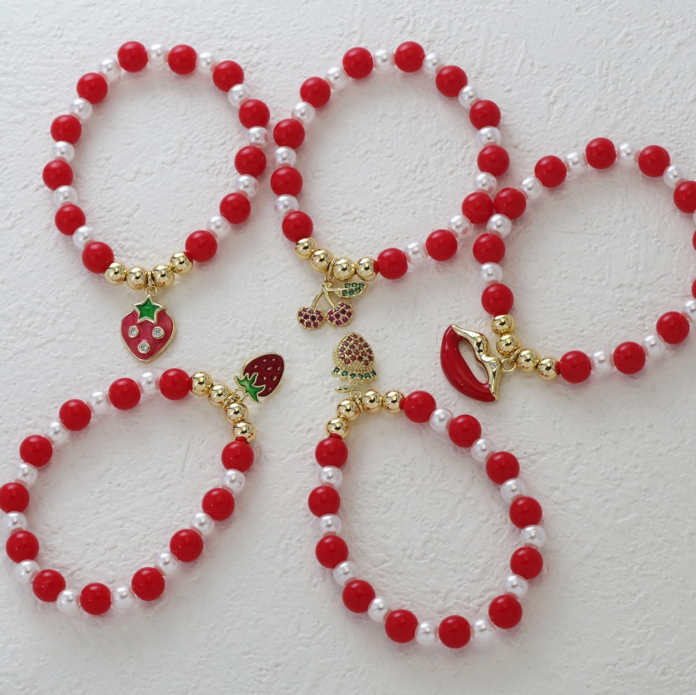 Pulsera con labios, perla y fresa esmaltados