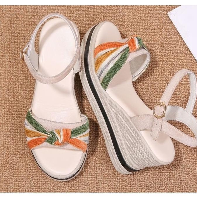Sandalias de taón de pendiente de verano para mujeres muffins de piel suave 2026 nuevos zapatos de mujer de altura delgada y cómodos antideslizantes