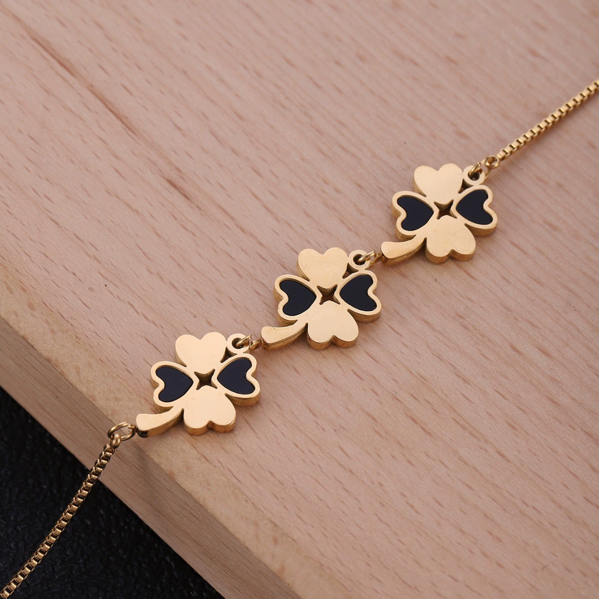(Кросс-граничная торговля), модный тренд золотой кулон из нержавеющей стали, браслет на щиколотку для мужчин и женщин, милый аксессуар, четырехлистный клевер, простой и элегантный дизайн