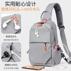 胸包男性は肩のリュックサックを斜めに掛けています。